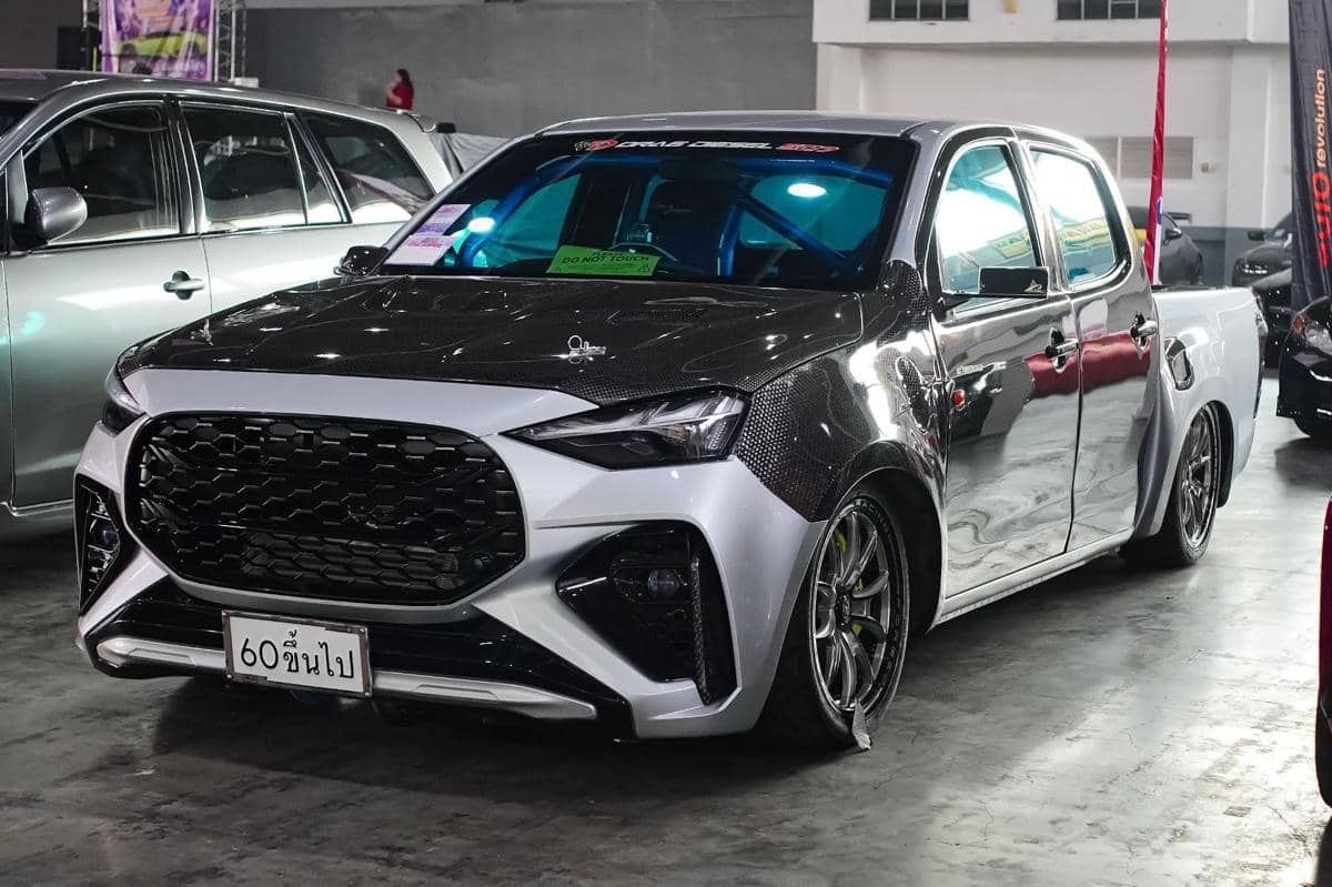 Mobil modifikasi bergaya sporty dengan bodi perak dan kap serat karbon dipamerkan di ajang otomotif menjelang IMX 2026 di ICE BSD.