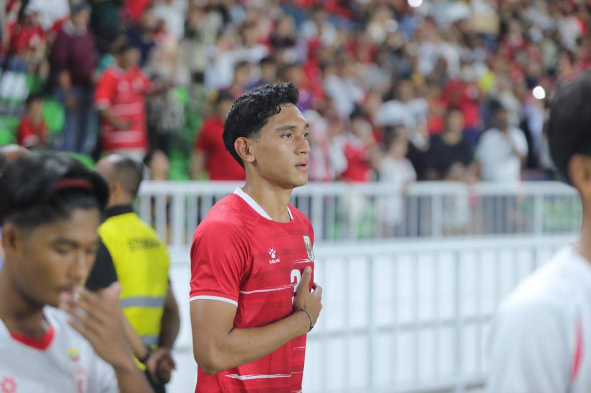 Pemain timnas Indonesia U-19 mengenakan seragam merah berdiri di lapangan dengan tangan di dada saat upacara sebelum pertandingan.