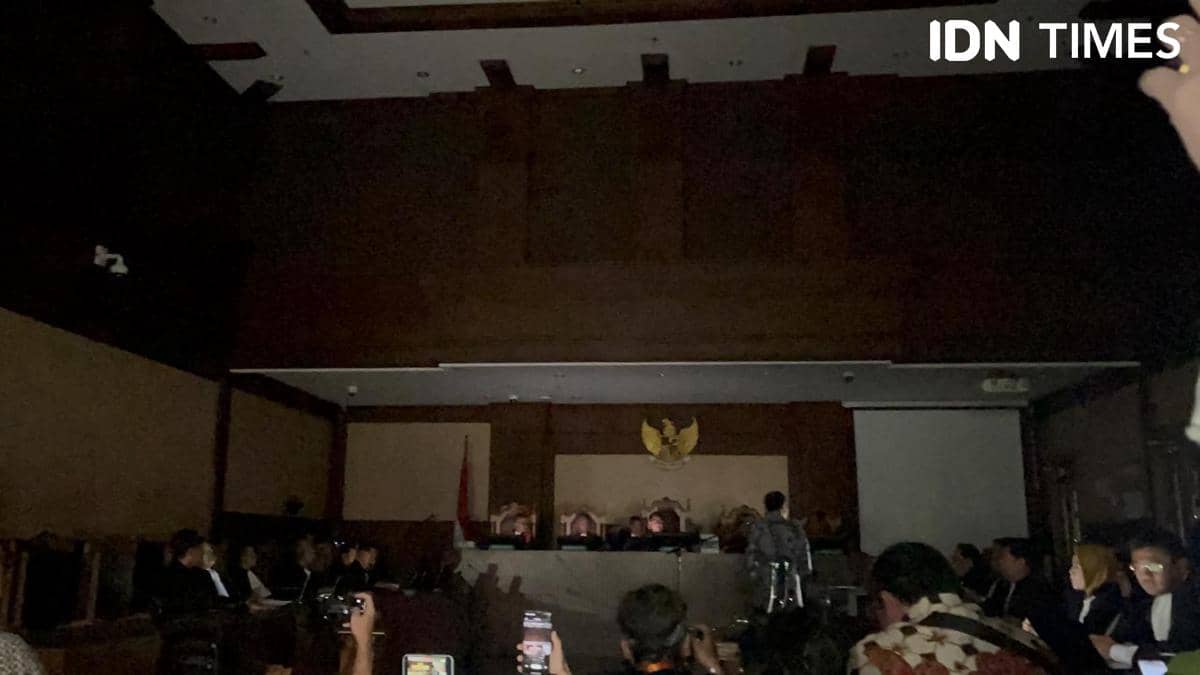 Listrik Pengadilan Jakarta Pusat Mendadak Mati saat Nadiem Baca Pledoi