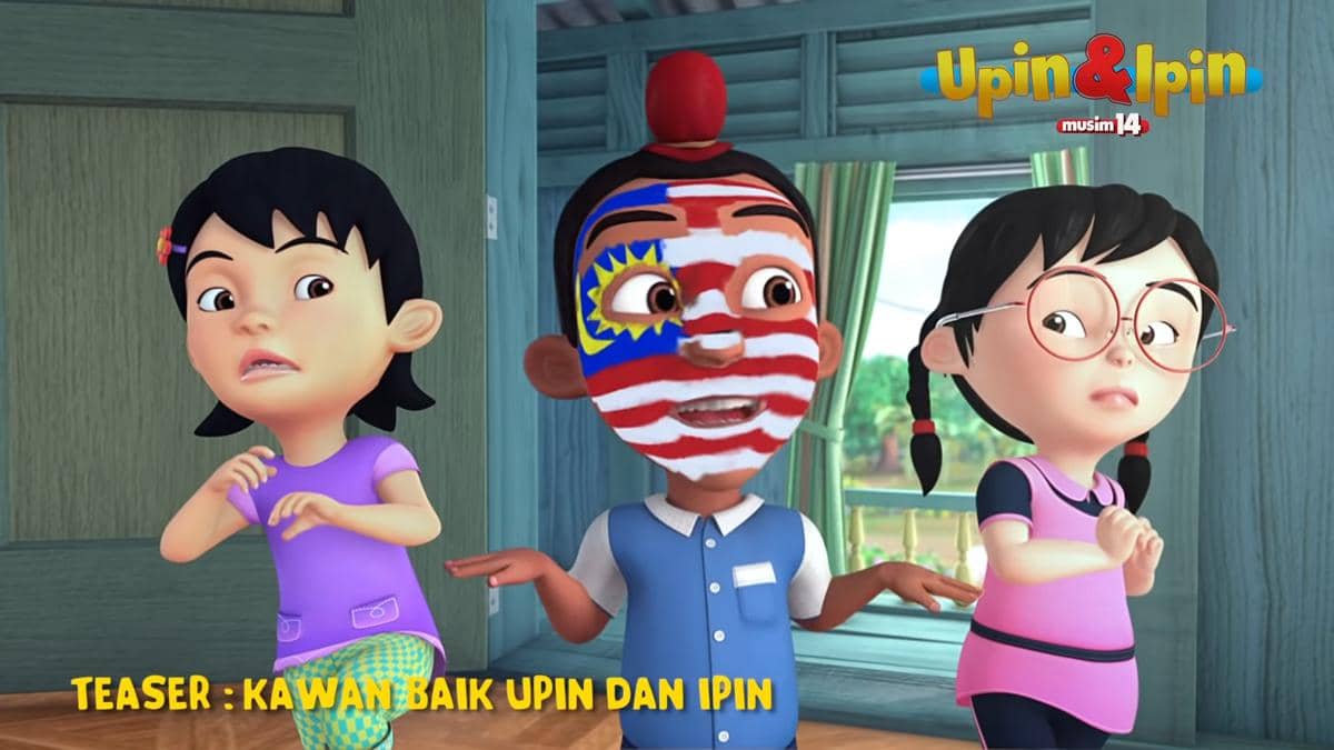 Tiga karakter anak dari serial animasi Upin Ipin berdiri di dalam rumah, salah satunya dengan wajah dicat menyerupai bendera Malaysia.