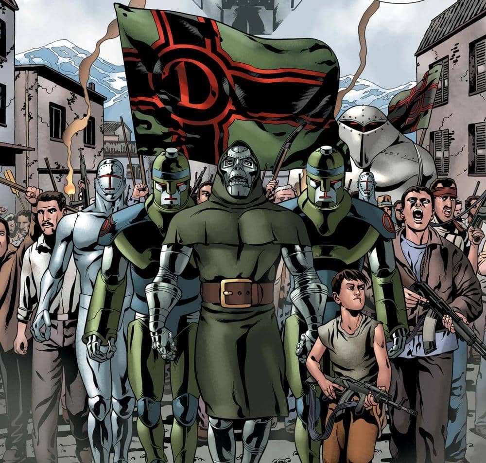 Doctor Doom memimpin pasukan Kerajaan Latveria bersama robot dan warga bersenjata, membawa bendera besar berwarna hijau dan hitam.