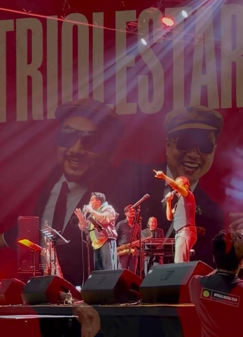 Penampilan Trio Lestari di panggung Java Jazz 2026 dengan pencahayaan panggung berwarna merah dan latar besar bertuliskan nama grup.