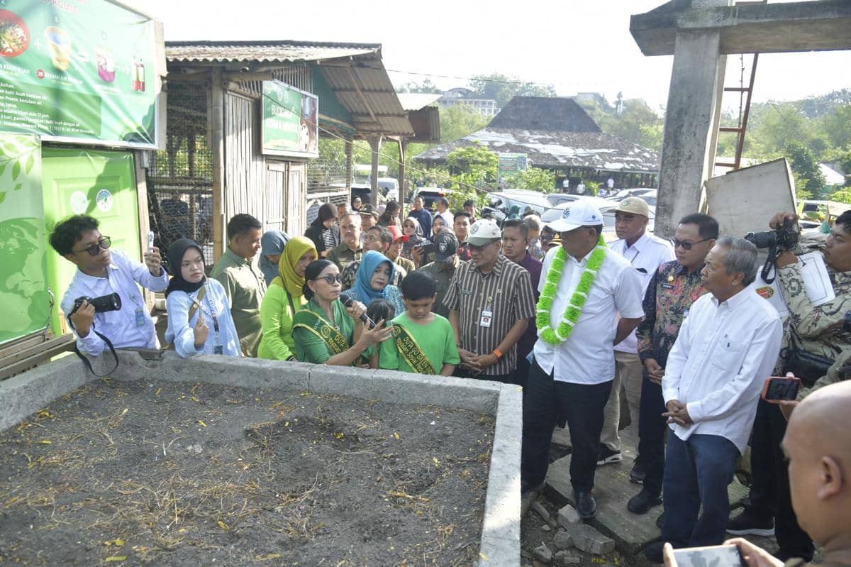 menteri lingkungan hidup, jumhur hidayat, bulusan park, pengelolaan sampah