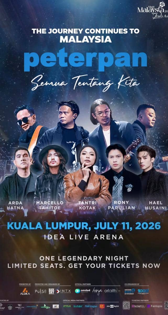 Poster konser Peterpan bertajuk 'Semua Tentang Kita' di Kuala Lumpur, Malaysia, menampilkan beberapa musisi dengan latar panggung dan pencahayaan biru.
