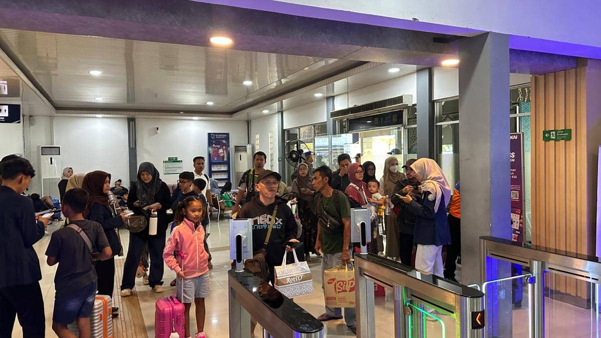 Libur Panjang 289 Ribu Penumpang Padati Stasiun Daop 8 Surabaya 