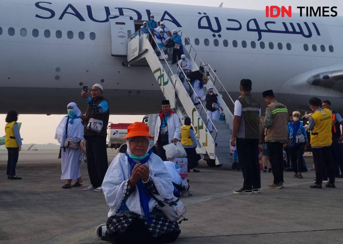 Sujud syukur jemaah haji kloter pertama Embarkasi Palembang yang tiba di tanah air pagi ini usai menjalankan ibadah haji (IDN Times/Rangga Erfizal)