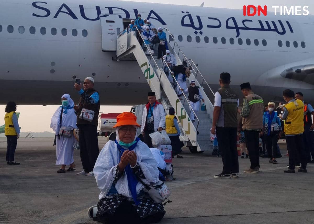 [FOTO] Jemaah Haji Kloter I Debarkasi Palembang Tiba di Tanah Air