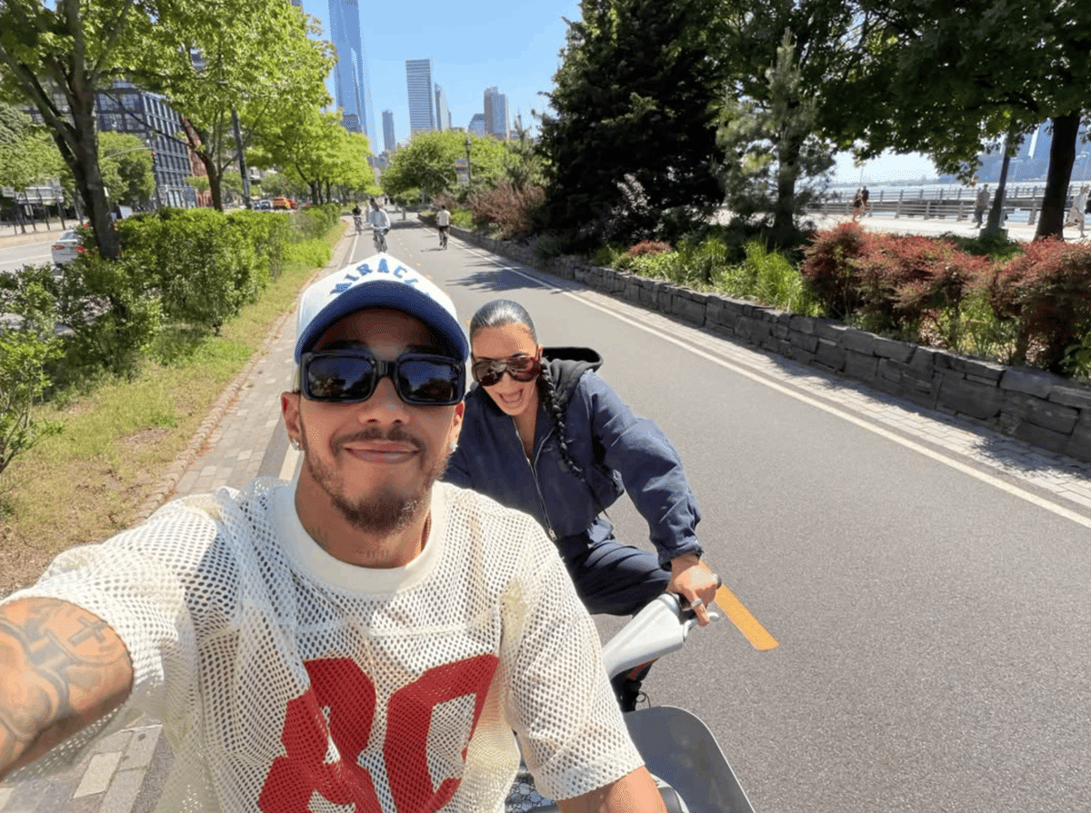 momen Kim Kadarshian bersama Lewis Hamilton
