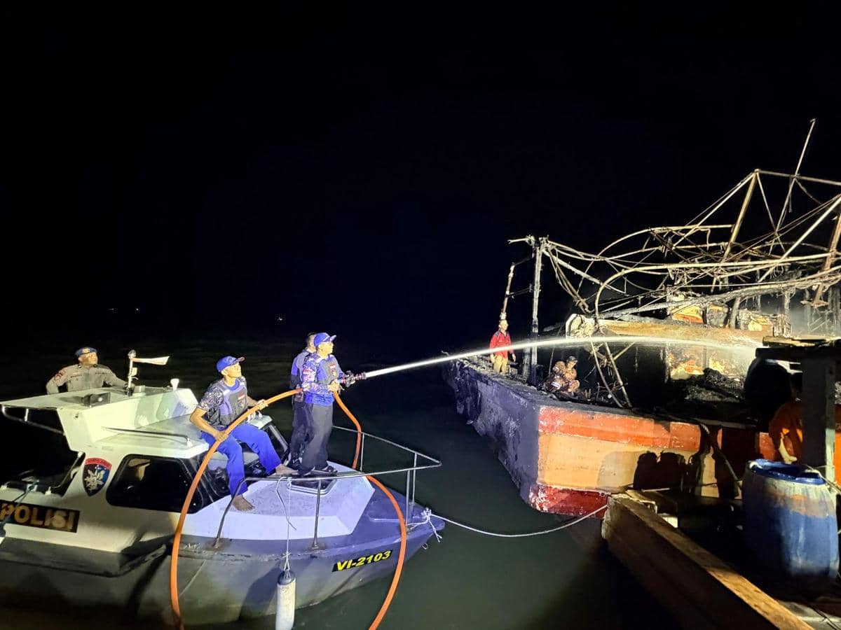Kapal Nelayan Terbakar di Dermaga Penjajap, Api Membakar Kamar Mesin