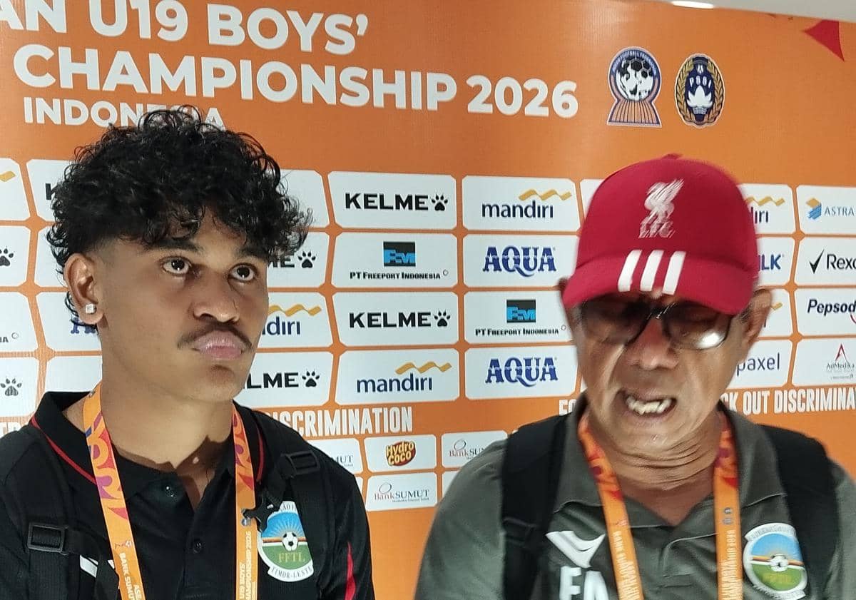 Pelatih dan pemain Timor Leste berdiri di area wawancara setelah pertandingan Kejuaraan U19 ASEAN 2026 di Indonesia.