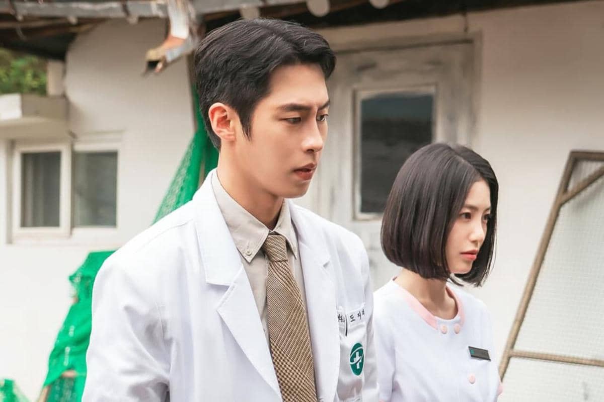 Lee Jae Wook dan Shin Ye Eun di drakor Doctor On The Edge