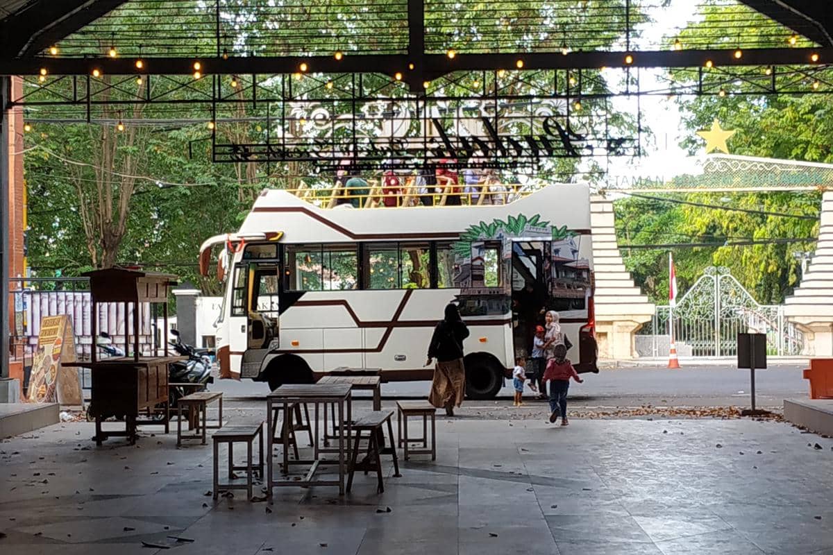 Pengunjung bersiap menaiki bus wisata untuk berkeliling kawasan Kota Lama Gresik.