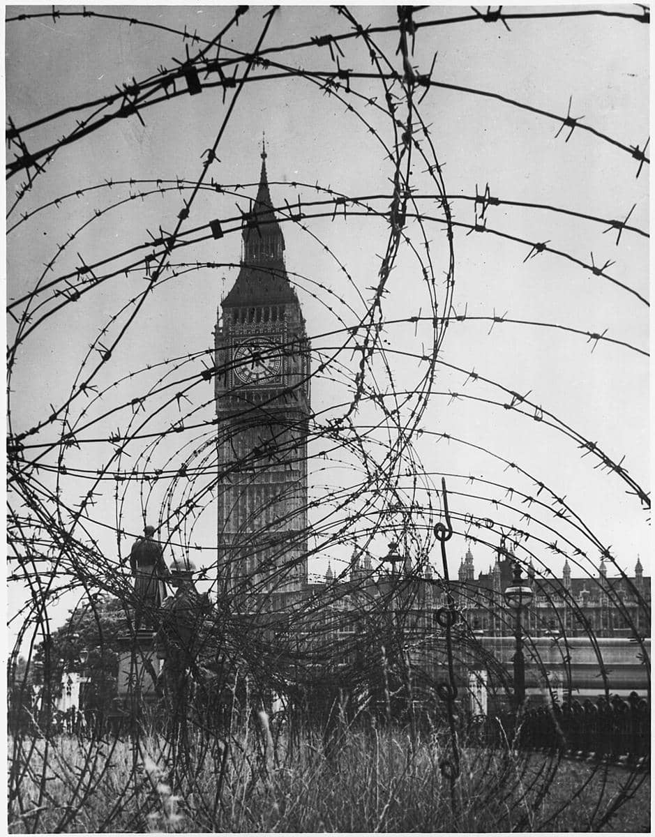 Menara Elizabeth (yang biasa dikenal sebagai Big Ben) dan Istana Westminster yang dibingkai oleh gulungan kawat berduri tebal selama Perang Dunia II pada tahun 1940.