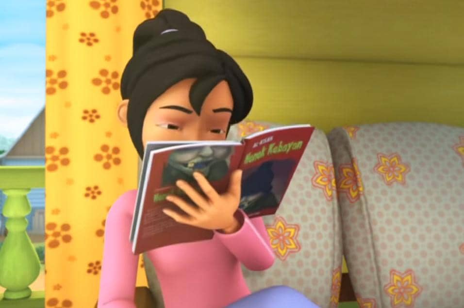 Kak Ros tengah fokus membaca buku Al-Kisah Nenek Kebayan