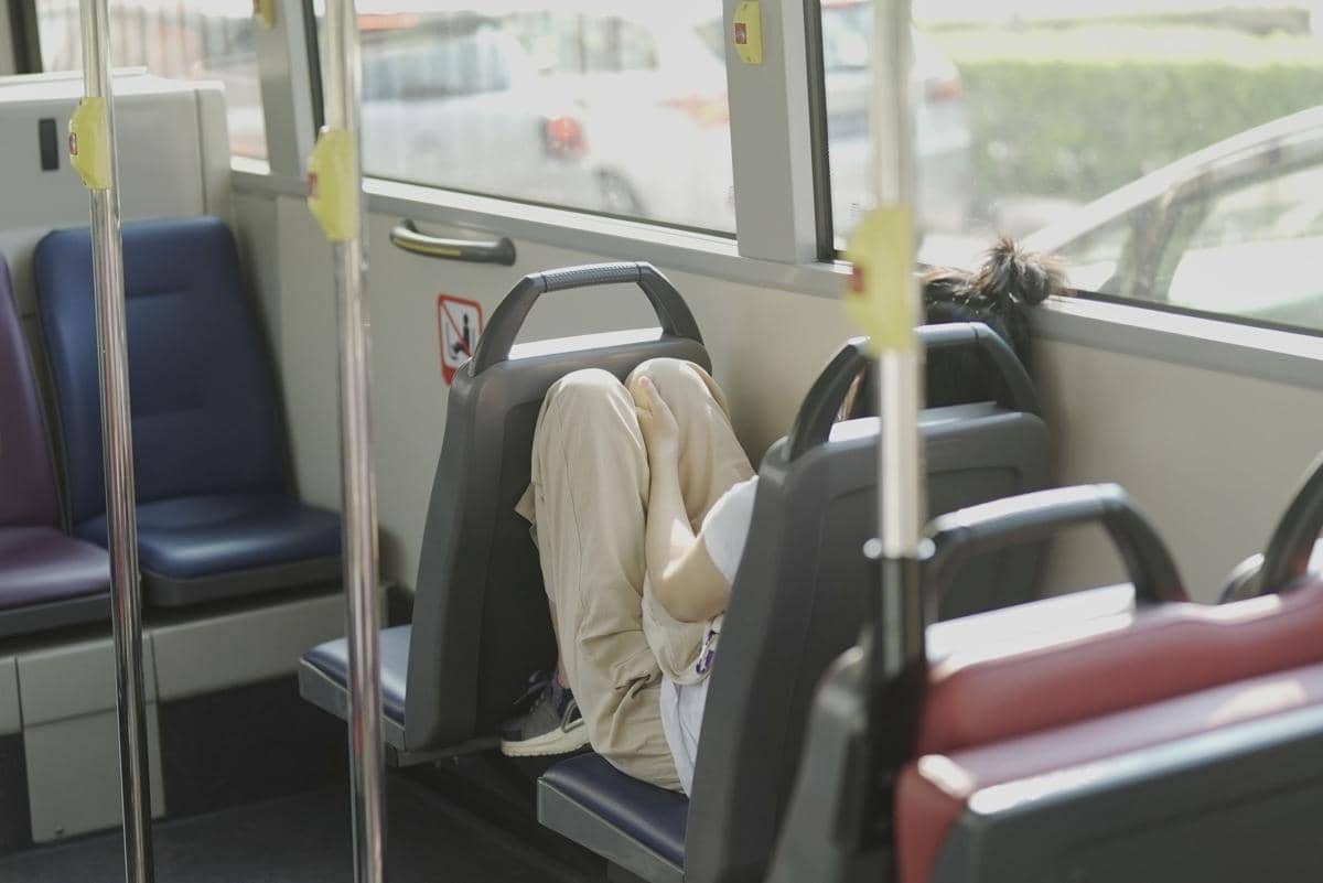ilustrasi duduk di bus umum