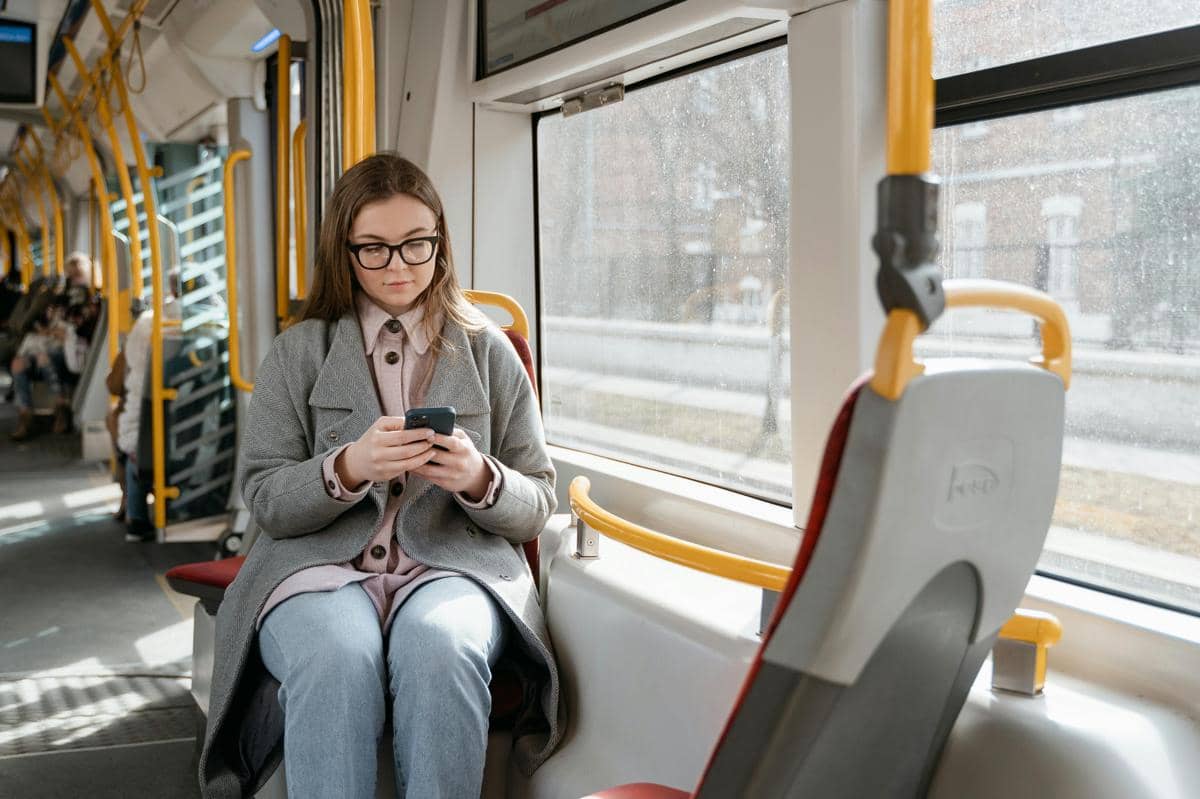 ilustrasi duduk sendiri di bus