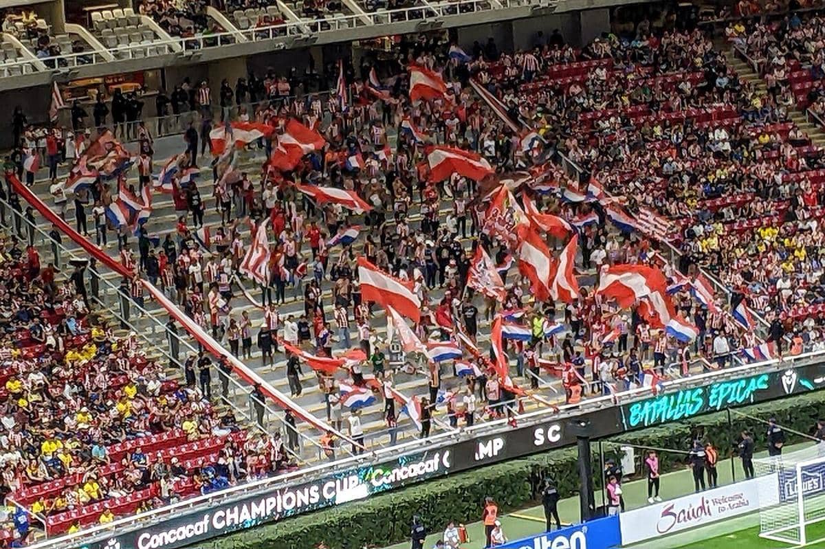 potret suporter Chivas menonton pertandingan di Estadio Guadalajara