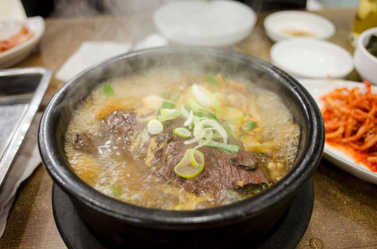 https://www.pexels.com/id-id/foto/makanan-makan-malam-hidangan-panas-8952367/