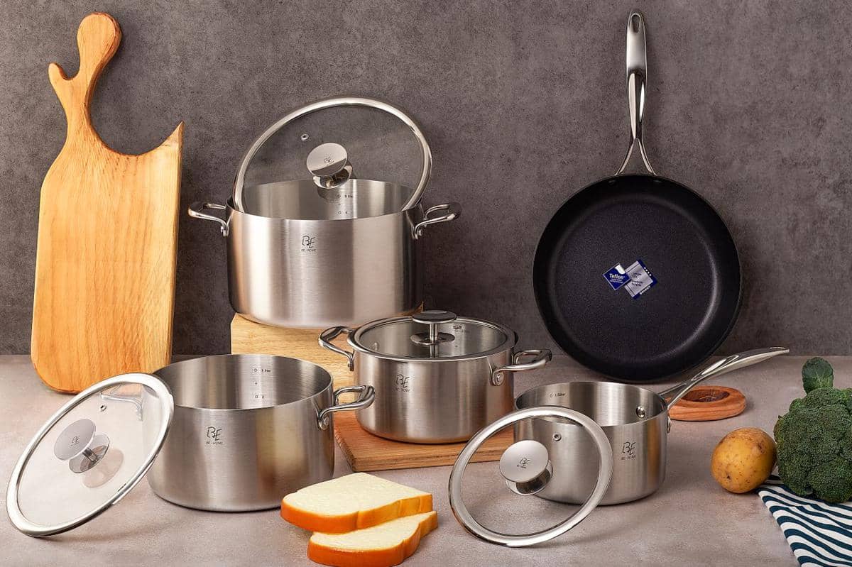 https://www.pexels.com/id-id/foto/peralatan-masak-stainless-steel-dengan-papan-potong-31110049/