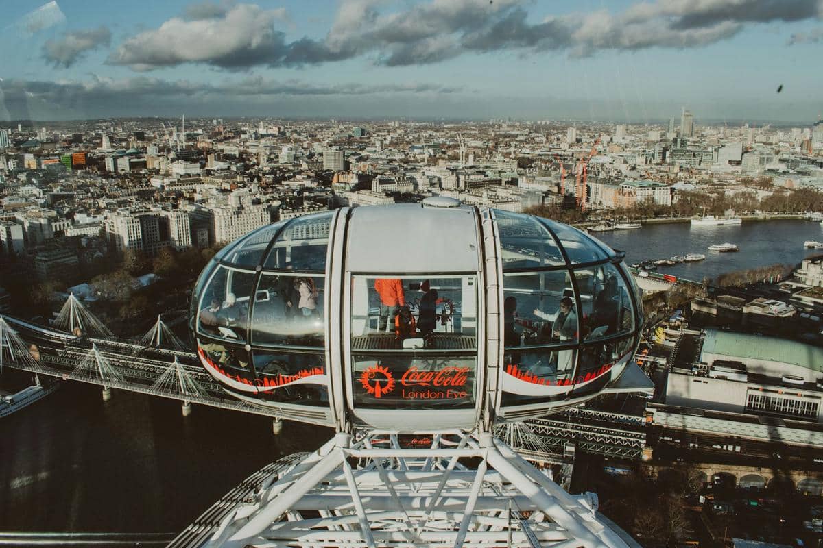 Pemandangan dari sudut tinggi sebuah kapsul penumpang kaca di London Eye.