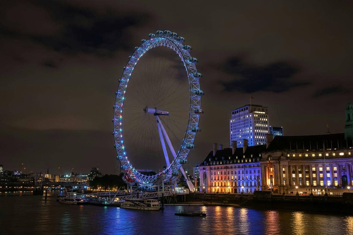 London Eye, sebuah roda observasi raksasa ikonik yang terletak di tepi selatan Sungai Thames di London, Inggris.