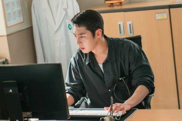Still cut drama Doctor on the Edge