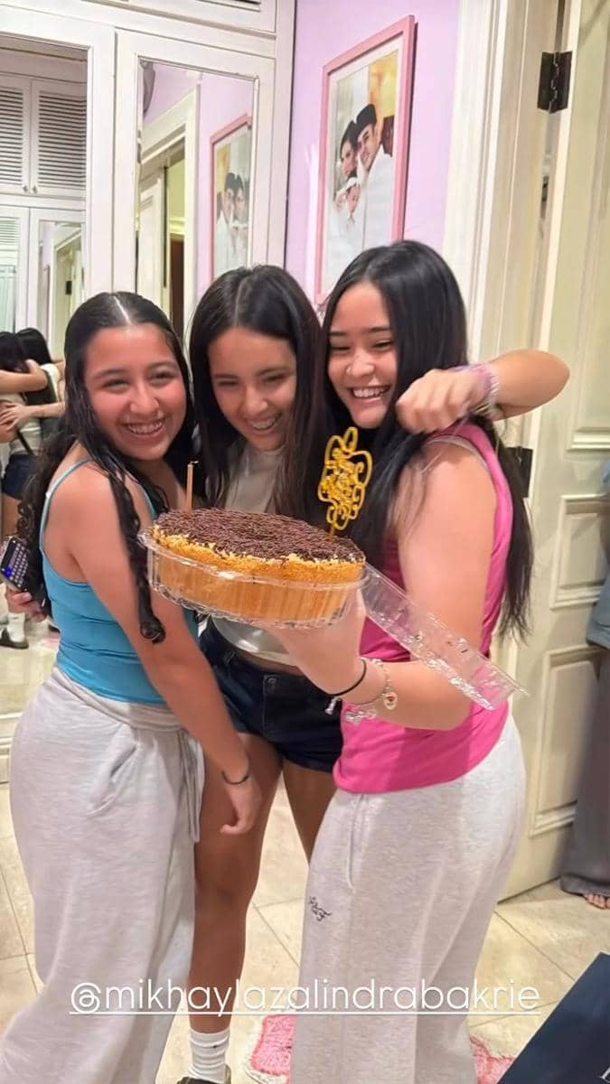 Ulang tahun Mikhayla anak Nia Ramadhani dan 