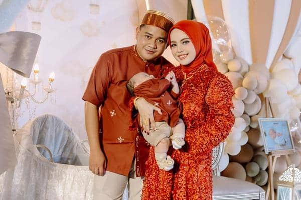 7 Potret Akikah Anak Putri Isnari, Rekan Pedangdut Jadi Bintang Tamu