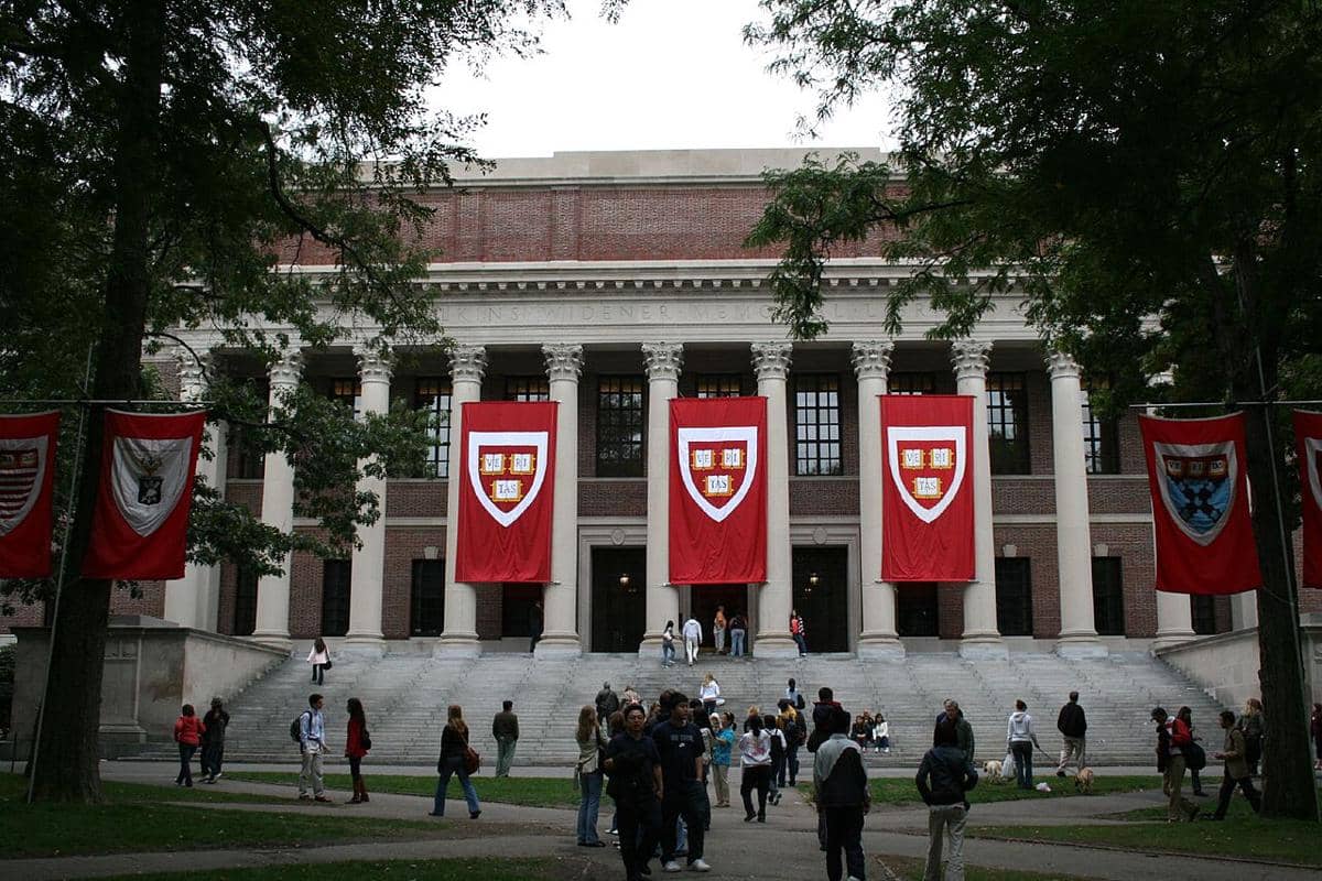 Perpustakaan Memorial Harry Elkins Widener, yang merupakan perpustakaan utama Universitas Harvard.