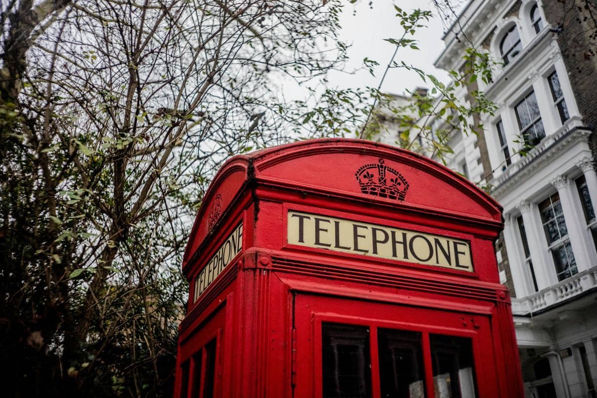 Motif Mahkota yang dibentuk secara khusus ditampilkan secara mencolok pada fasad kotak telepon merah, melambangkan pemerintah Inggris dan hubungan dengan kerajaan.