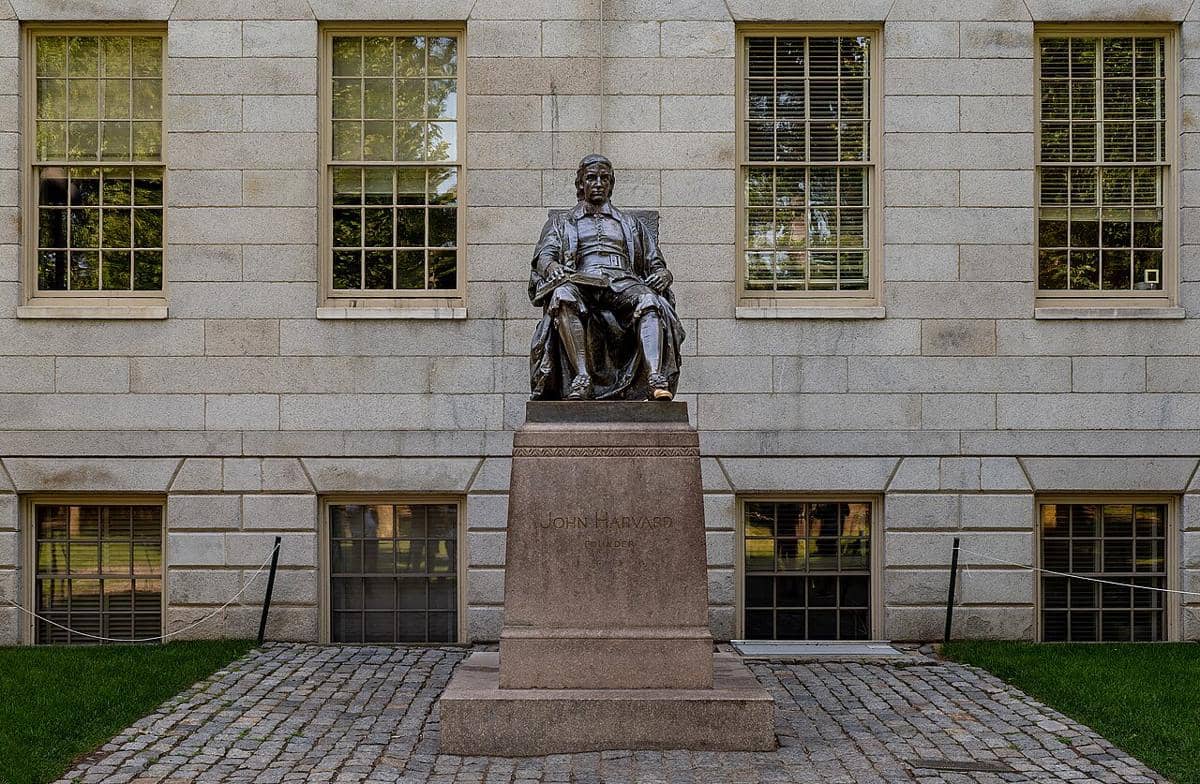 Patung "The Statue of Three Lies" di Harvard Yard di Universitas Harvard di Cambridge, Massachusetts.