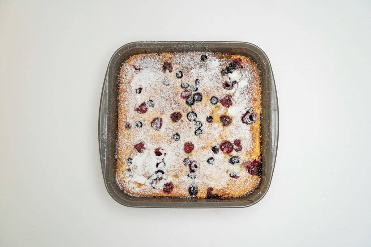 ilustrasi sajian blueberry cobbler
