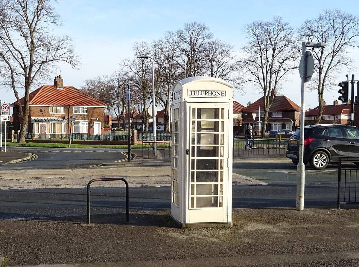 Kotak telepon K6 berwarna krem di Kingston upon Hull, Inggris. Dicat krem ​​karena kota tersebut mengoperasikan perusahaan telepon independennya sendiri.