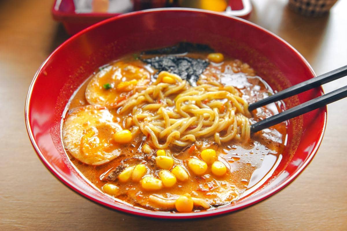 ilustrasi ramen ayam kuning pedas 