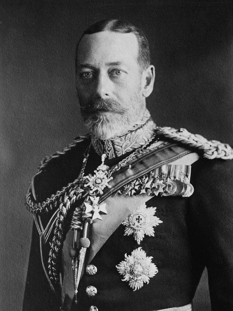 Potret Raja George V tahun 1923, yang memerintah sebagai Raja Britania Raya dan Dominion Britania, serta Kaisar India, dari tahun 1910 hingga kematiannya pada tahun 1936.