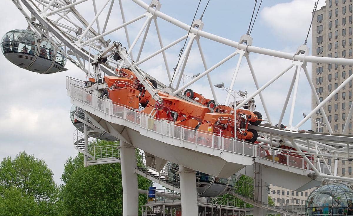 Mesin berwarna oranye adalah mekanisme penggerak gesekan London Eye. Mekanisme ini bertanggung jawab untuk menggerakkan rotasi lambat dan terus menerus dari roda observasi raksasa tersebut.