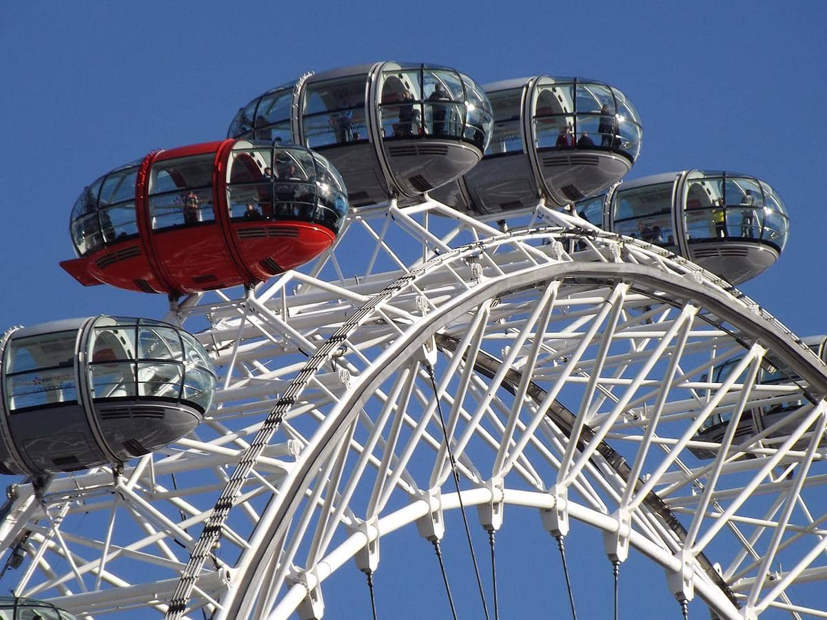 Kapsul penumpang London Eye, salah satunya berwarna merah untuk menandai peringatan 60 tahun penobatan Ratu Elizabeth II.