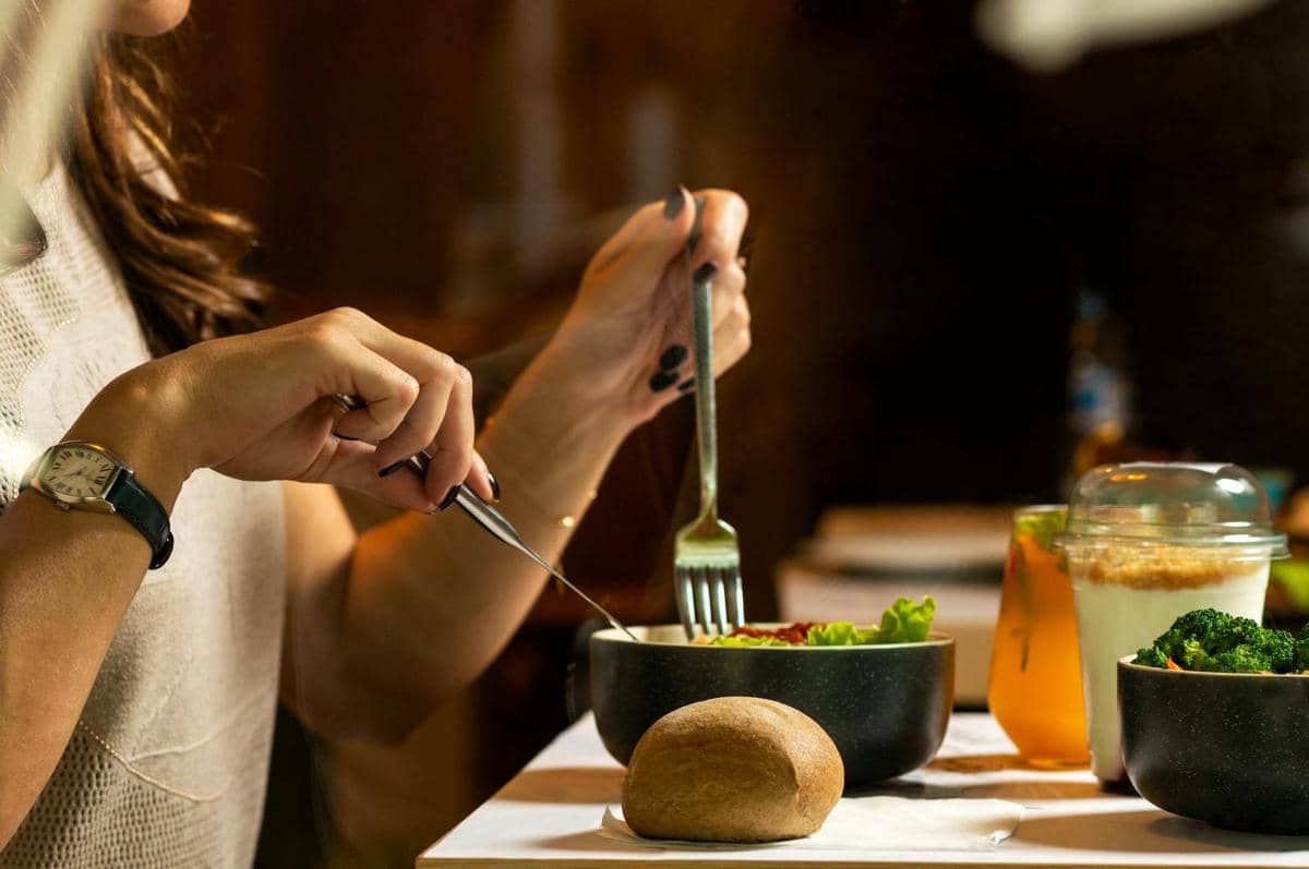 seroang wanita menerapkan pola diet flexitarian 