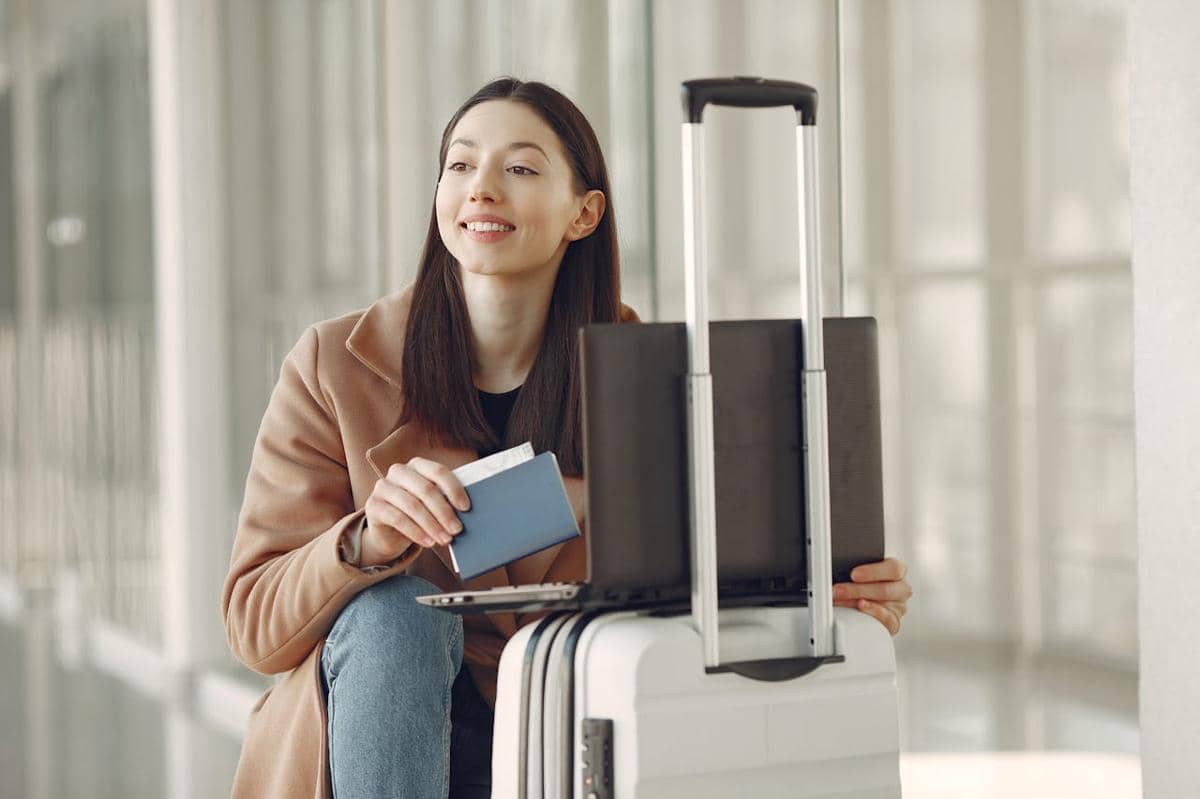 ilustrasi wanita traveling