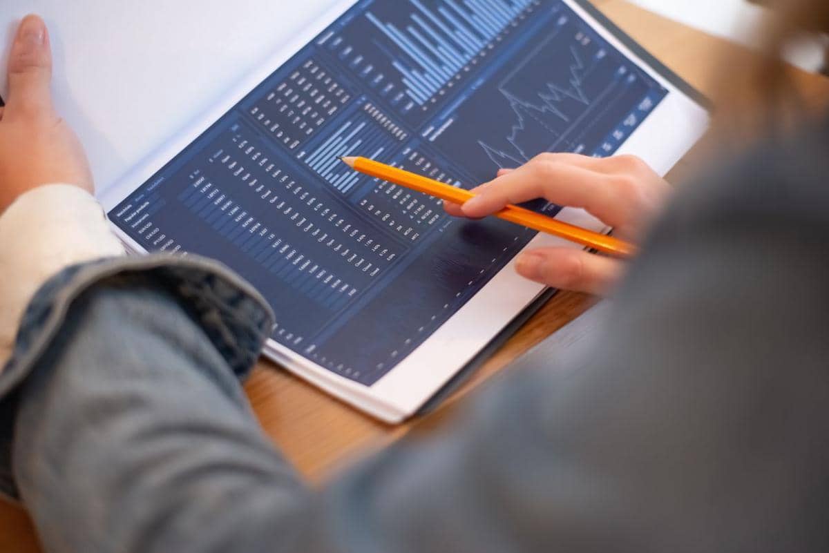 ilustrasi seseorang yang menganalisis grafik dan bagan bisnis
