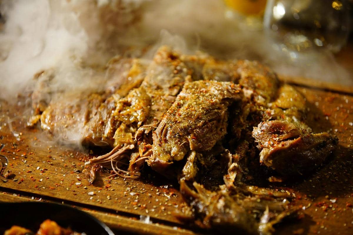 ilustrasi gepuk daging sapi basah 