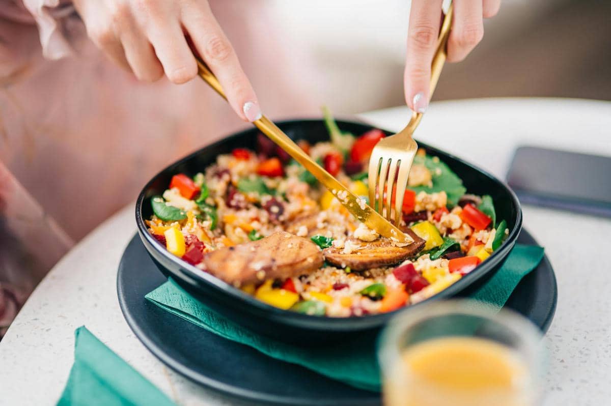seorang wanita melakukan diet flexitarian
