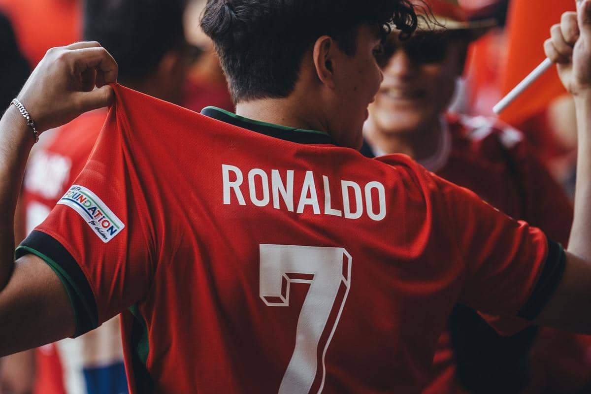 ilustrasi orang pakai jersey sepak bola