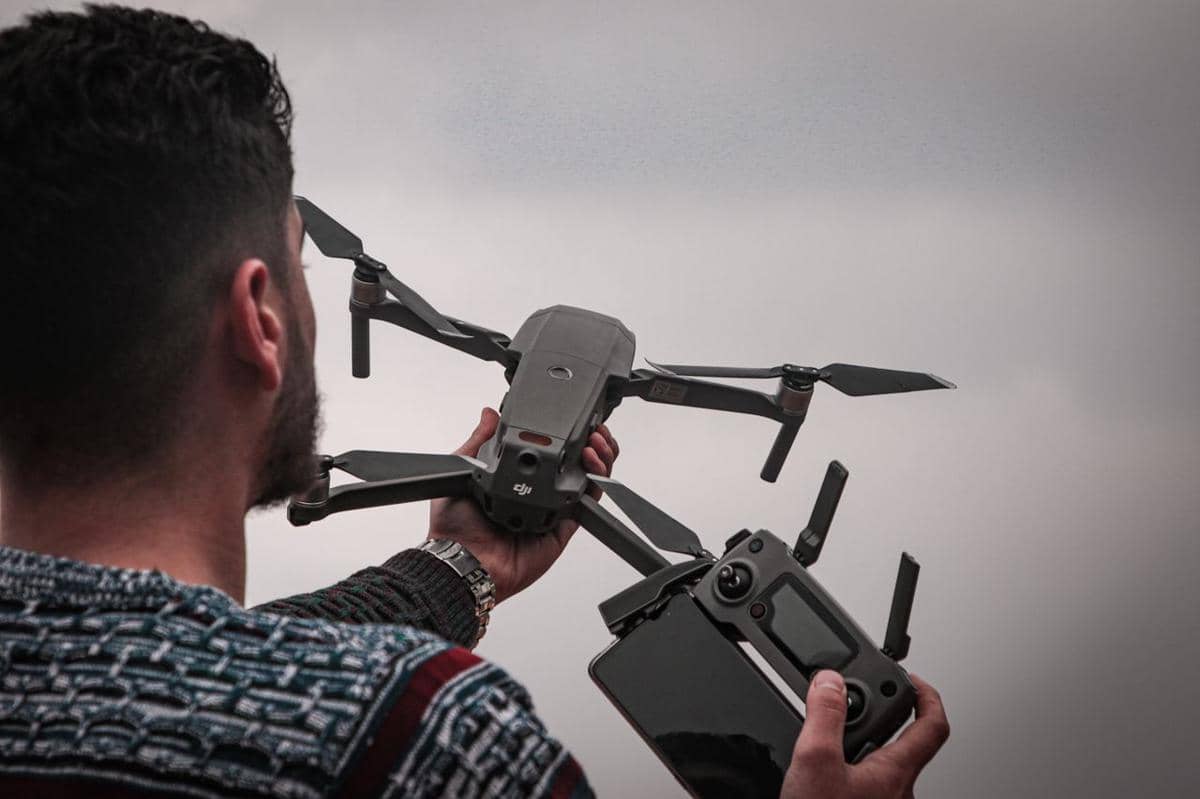 ilustrasi menggunakan drone