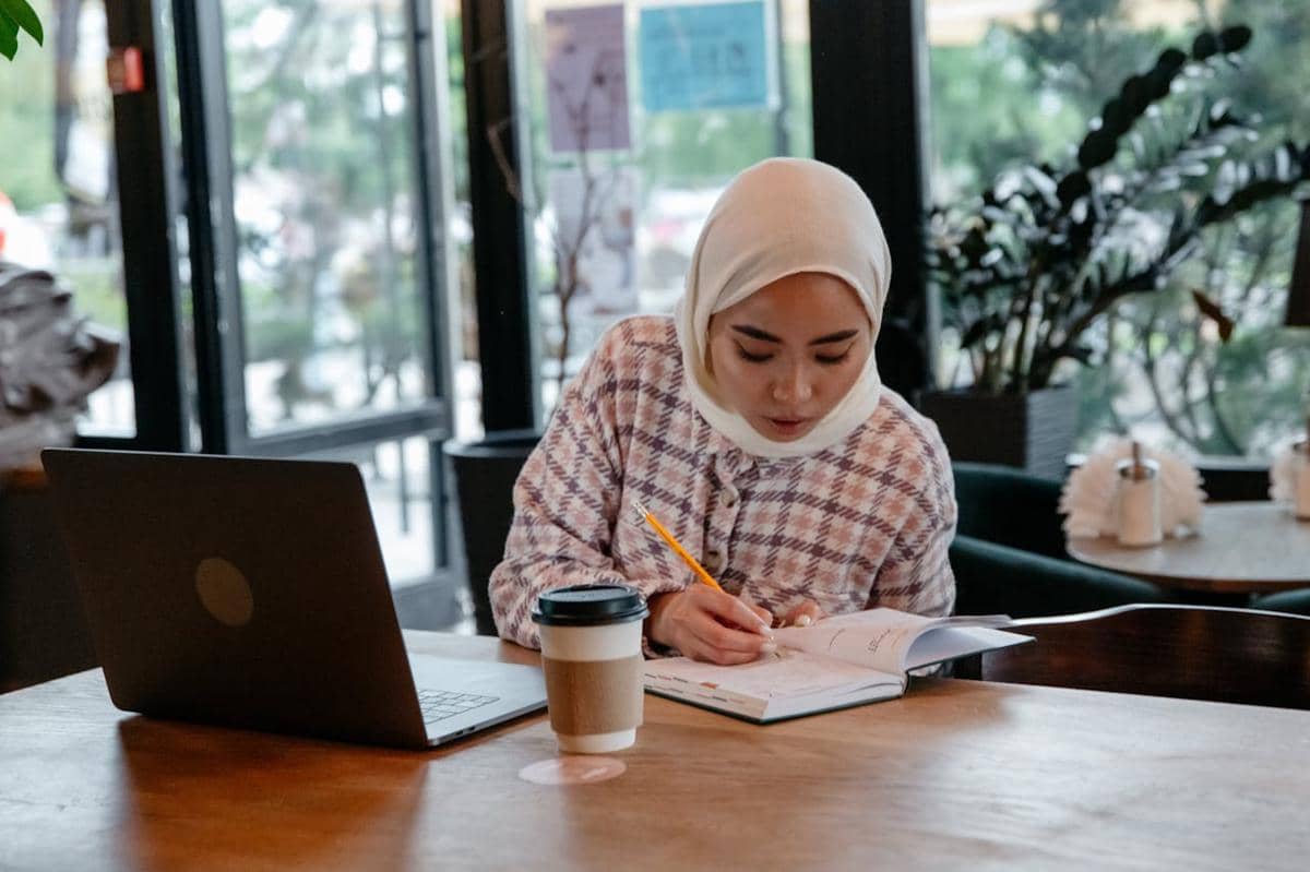 ilustrasi wanita belajar
