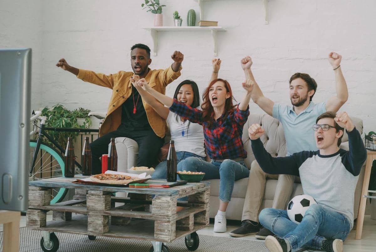 Suka Nonton Bola Dini Hari? 8 Trik Biar Tetap Segar di Kantor