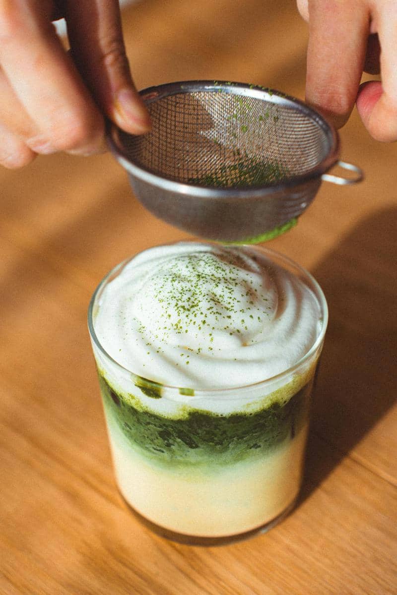 ilustrasi mengayak matcha