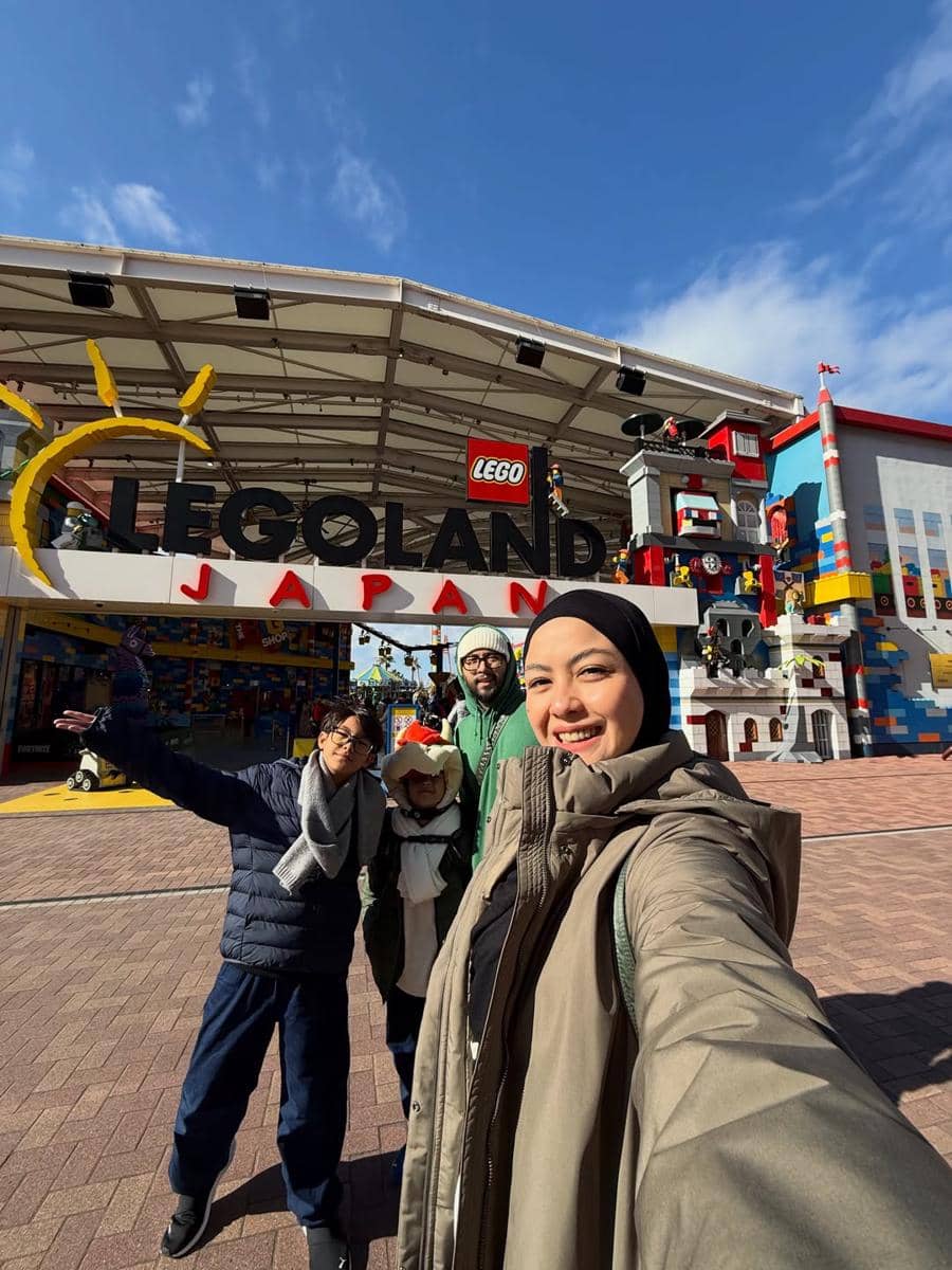 Keluarga Revalina S. Temat liburan di Legoland Jepang