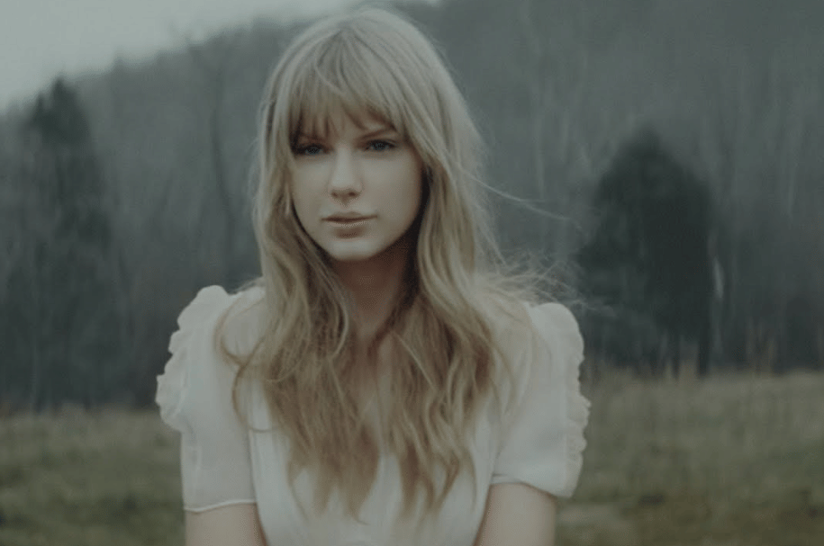 Taylor Swift dalam musik video "Safe & Sound"