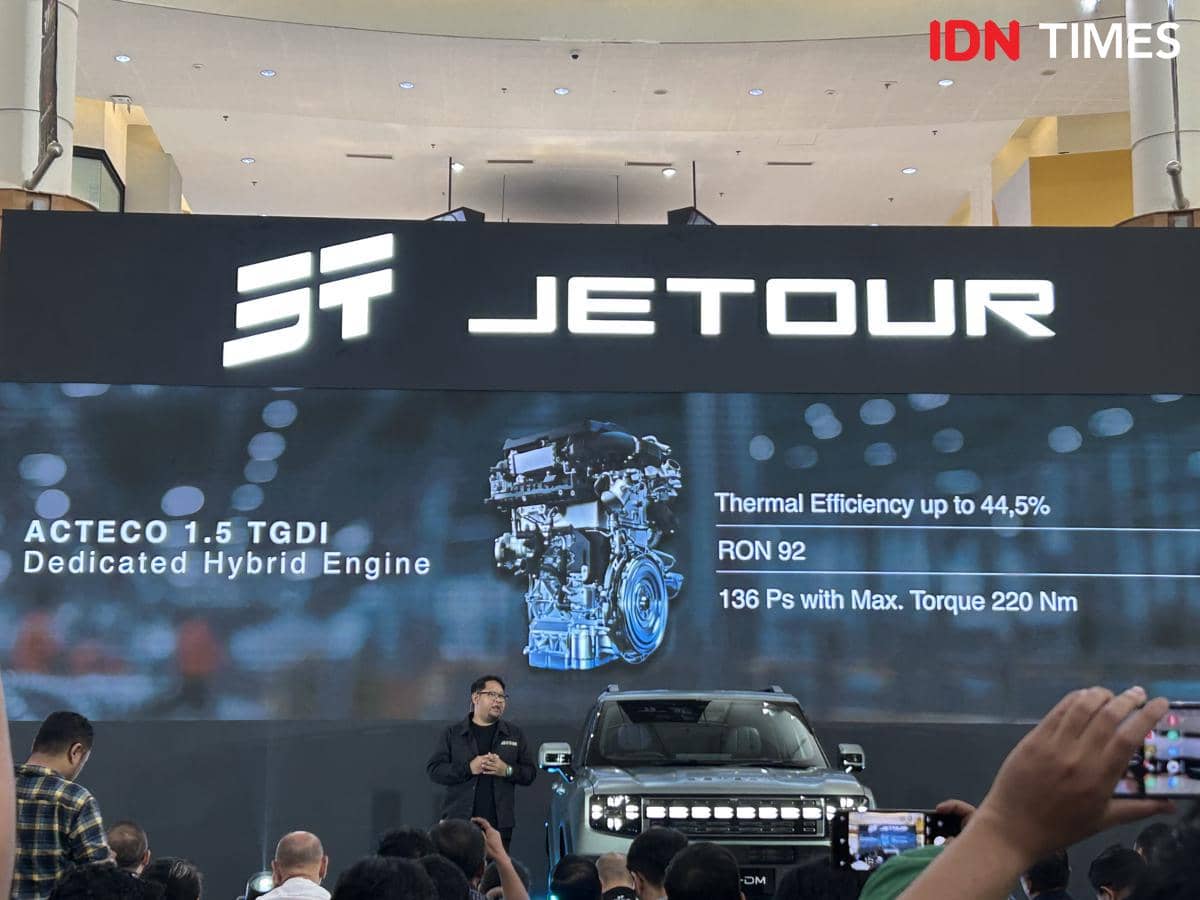 Peluncuran Jetour T1 dengan mesin konvensional ACTECO 1.5 TGDI di sebuah acara otomotif yang dihadiri banyak pengunjung.